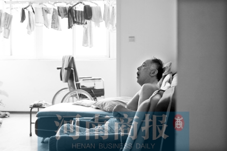 金老先生因偏癱生活不能自理，鄰居說，平時經(jīng)常看到護(hù)工和老人的弟弟前來照顧 實(shí)習(xí)生 唐韜/攝