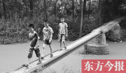 這座寬僅0.4米的危橋，承擔(dān)著1000多人的出行