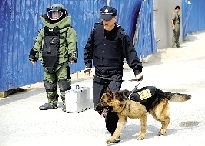 排爆專家、警犬在現(xiàn)場待命。