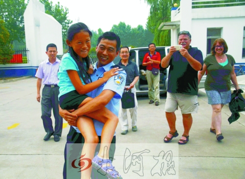 黨心松一行人剛下車，楊衛(wèi)軍就一把抱起了她，流露出幸福的笑容，不遠處史蒂夫拍照銘記這一刻。