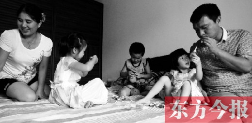 昨日，鄭州市民蔣先生的家中，一家人陪著妞妞（右二）玩耍