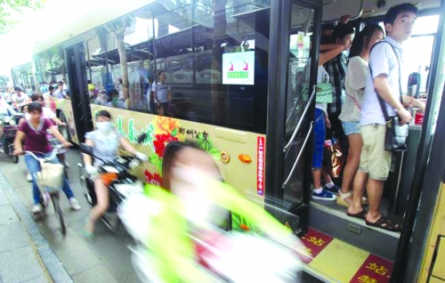 　　7月12日，鄭州市花園路，下班高峰期。