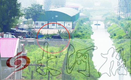 　彩虹橋西南側(cè)有一個(gè)大型地溝油加工窩點(diǎn)，廢水流入旁邊的排水渠。