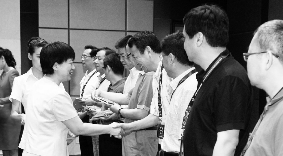 河南省委常委、宣傳部長趙素萍給中國紀(jì)錄片播出聯(lián)盟理事臺(tái)發(fā)放牌匾
