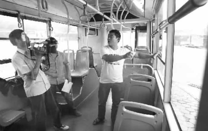 昨日，鄭州市B20路公交車長方先生（右一），講述“色狼”跳窗逃跑時被眾人喊打的情景