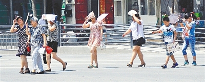  街頭，遮擋陽光是一門“技術(shù)活”。