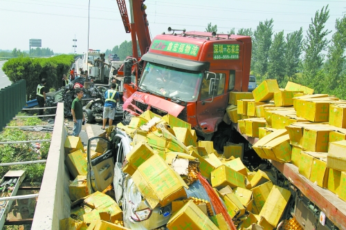 大貨車旁邊的海馬轎車被雞蛋砸中，車上兩人逃脫及時(shí)，僅受輕傷。