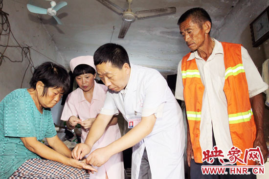 鄭州市管城區(qū)人民醫(yī)院院長張彥軍親自為謝秀進(jìn)診斷，并為他們帶去了500多元的治療藥品。