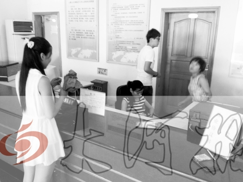 鄭州市人才交流服務(wù)中心二樓大廳，剛畢業(yè)大學(xué)生咨詢政策，工作人員卻在若無其事地玩手機(jī)。