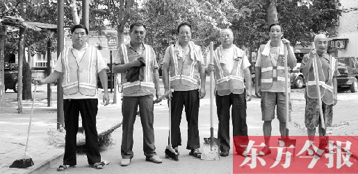 昨天下午6點，6名環(huán)衛(wèi)工人相伴乘坐B1返回27公里外的花園口村。