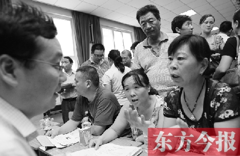 帶著孩子小升初的諸多疑問，眾多家長（右）向教育部門咨詢