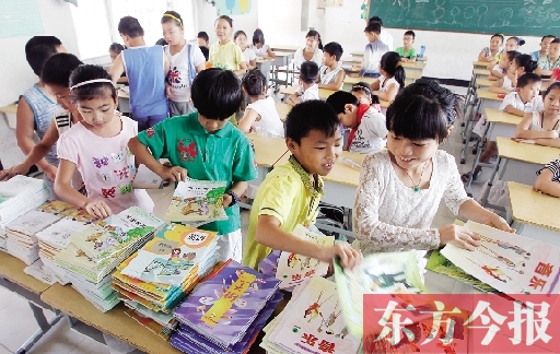 昨日，鄭州市中小學(xué)開(kāi)學(xué)，鄭州市帝湖小學(xué)教室內(nèi)，學(xué)生們?cè)诿赓M(fèi)領(lǐng)課本