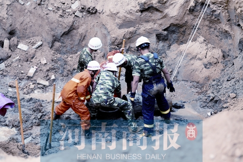 　　7個多小時的奮力救援，也沒能救回這個孩子