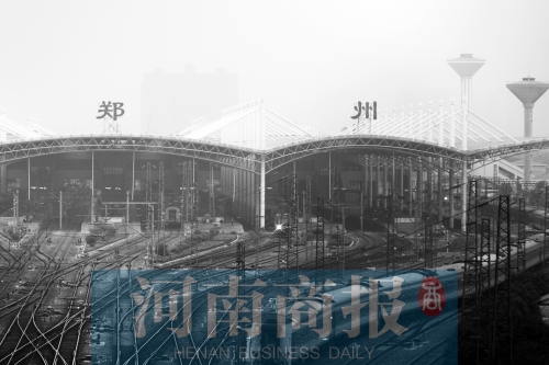 從解放路立交向南望去，火車站南側(cè)一座高樓在霧霾中若隱若現(xiàn)