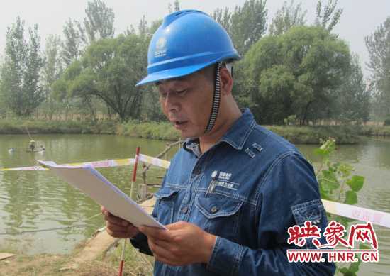 登塔之前，樊建軍在做最后的安全指示