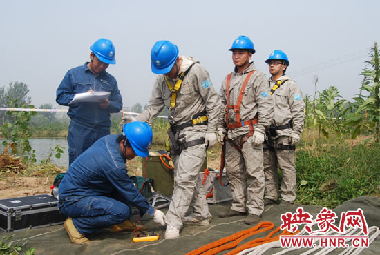“弟兄們”每次上塔作業(yè)，樊建軍都要認(rèn)真核對(duì)檢查，不容一絲失誤出現(xiàn)。