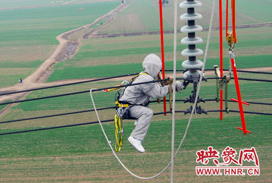 超高壓輸電線是樊建軍工作的主戰(zhàn)場(chǎng)，他現(xiàn)在雖然不經(jīng)常登塔，但在塔下卻并不輕松。