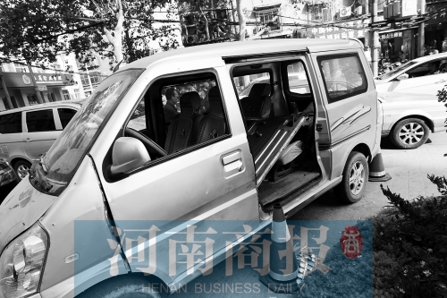 　面包車的后座上，放著被掰掉的車門