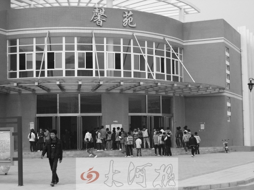 學(xué)生們排隊(duì)進(jìn)入食堂就餐，對(duì)于統(tǒng)一15元的收費(fèi)標(biāo)準(zhǔn)，不少學(xué)生和家長(zhǎng)很不理解。