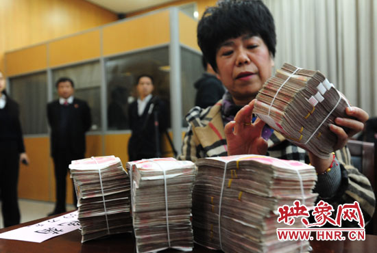 當(dāng)天共發(fā)放執(zhí)行款4110萬元。其中，支票4018萬元，現(xiàn)金92萬元。