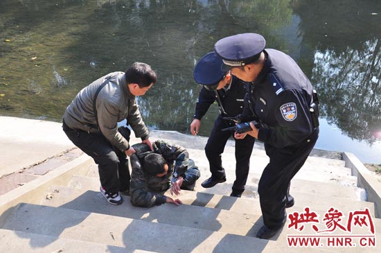 該男子滾入冰冷的金水河，嗆了幾口污水，連滾帶爬從水中出來，隨后被金水路派出所民警救上岸。