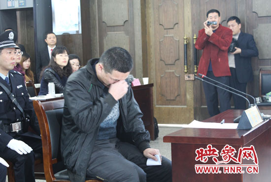庭審現(xiàn)場(chǎng)，被告人常樹(shù)民哽咽著宣讀手中的悔恨書(shū)。