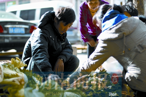 附近的市民得知了他的遭遇，紛紛前來買菜