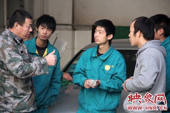 楊冠軍（左）在和兄弟們交流時，多數(shù)都是用手語