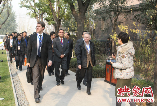 河南鄭州2013服務(wù)外包大會的嘉賓們參觀了金水科教園區(qū)和河南外包產(chǎn)業(yè)園并留下了深刻的印象。