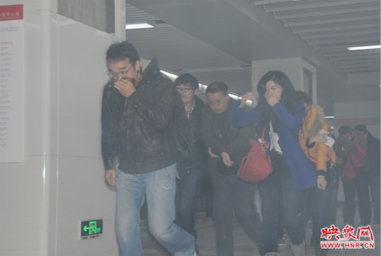演習(xí)中，地鐵乘客從地鐵車廂中跑出。