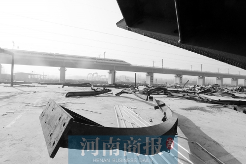 　鐵路兩側，不少建筑物已經(jīng)被拆除