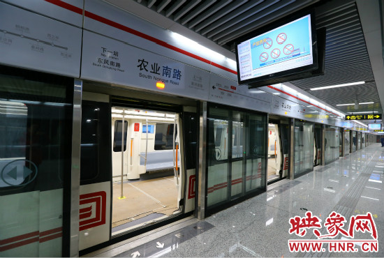 鄭州地鐵1號(hào)線(xiàn)干凈整潔的候車(chē)區(qū)