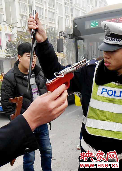 據(jù)當事交警描述，男子自知車上有刀，在車輛被逼停后，車上的另一名男子試圖將刀具交給到達現(xiàn)場的同伴。