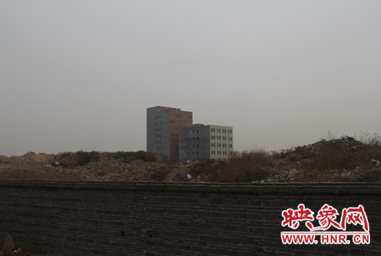 一墻之隔，但內外環(huán)境卻截然不同
