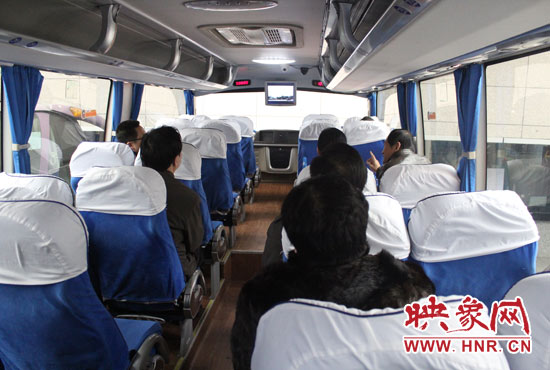 大巴車內均在播放著這部以農民工討薪為題材的微電影。