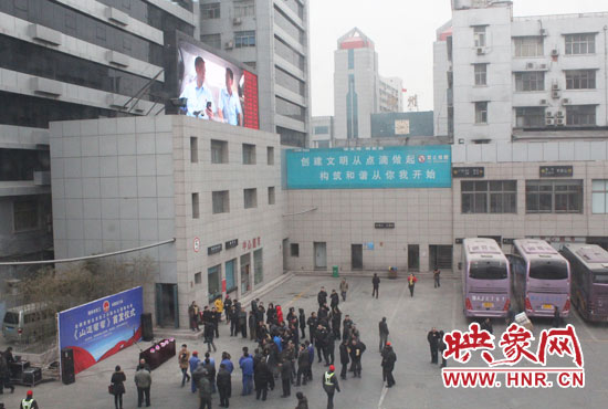 大巴車內均在播放著這部以農民工討薪為題材的微電影。