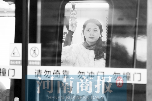 首個上班高峰，地鐵乘客以年輕的上班族為主