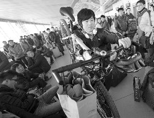 由于媽媽生病，盧文成只得中途放棄騎行改乘火車趕回老家。