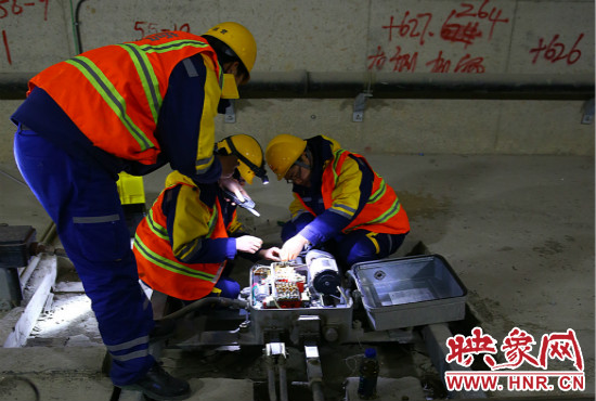 鄭州地鐵設(shè)備部各工種的同事們每晚在夜深人靜時(shí)的隧道里堅(jiān)守著自己的崗位。