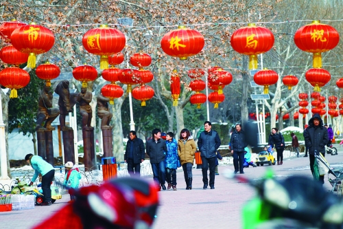 昨天，鄭州市文博廣場(chǎng)上已掛起了燈籠。