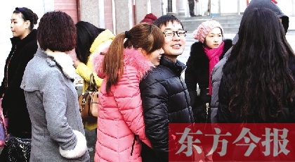在鄭州市二七區(qū)婚姻登記處，新人們在門外排長隊
