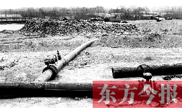 鄭州首座垃圾沼氣電廠并網(wǎng)發(fā)電，集氣管一端連接垃圾山深處，一端連接電廠集氣裝置