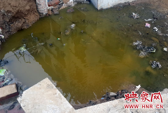 \路旁有一個(gè)水坑，污水不停在往外冒