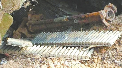 新縣村民掃墓時發(fā)現(xiàn)"軍火庫" 有機槍、迫擊炮等重武器
