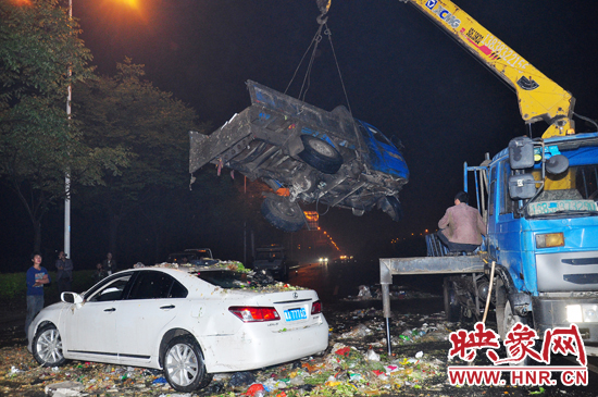 1點(diǎn)40許，兩輛車先后被吊起并拖離現(xiàn)場，停車場的幾位員工將路面清掃干凈，隨后該路段恢復(fù)通行。