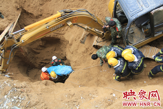 14點10分，經(jīng)過4個多小時的救援，消防官兵發(fā)現(xiàn)被埋男子，現(xiàn)在正從6米多深的塔吊塌方處抬出。
