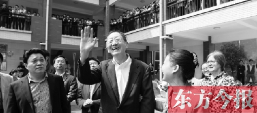 4月23日上午，崔琦偕夫人參觀寶豐一高