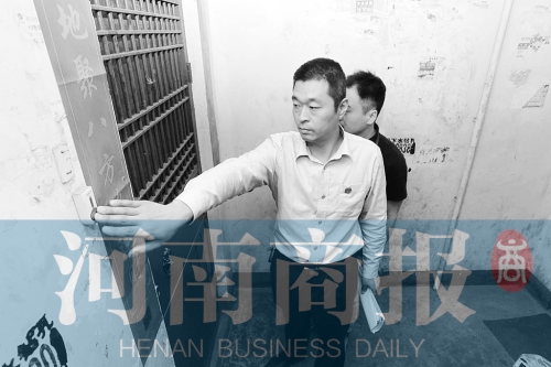 　來到馬某家，法官被拒之門外