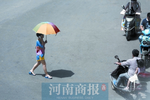 昨天，鄭州市區(qū)氣溫達(dá)到36.5℃ 記者 侯建勛/攝
