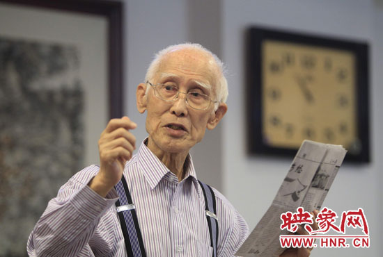 余光中現(xiàn)場朗誦新詩《招魂》。